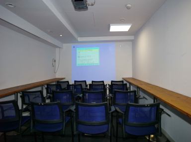 Sala para talleres con proyector en Barcelona | Salas de reuniones en Barcelona